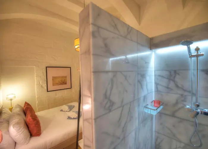 Impressive & Stylish Palazzino In Ddem1-3